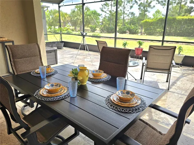 Enjoy dinnersw or entertaining on your Lanai