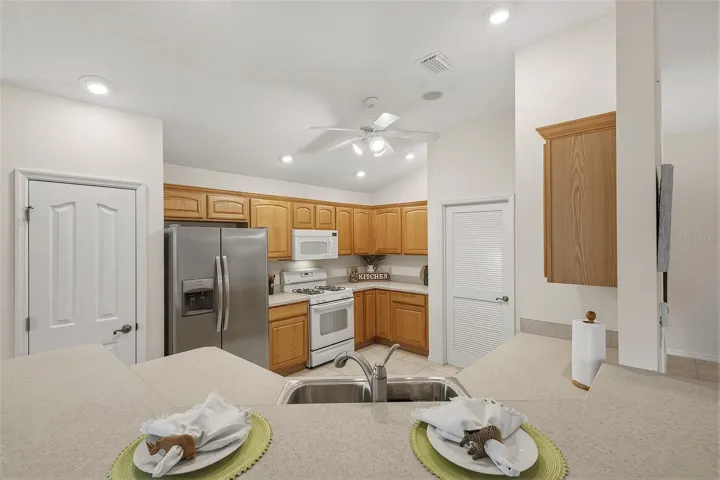 kitchen / breakfast bar seating