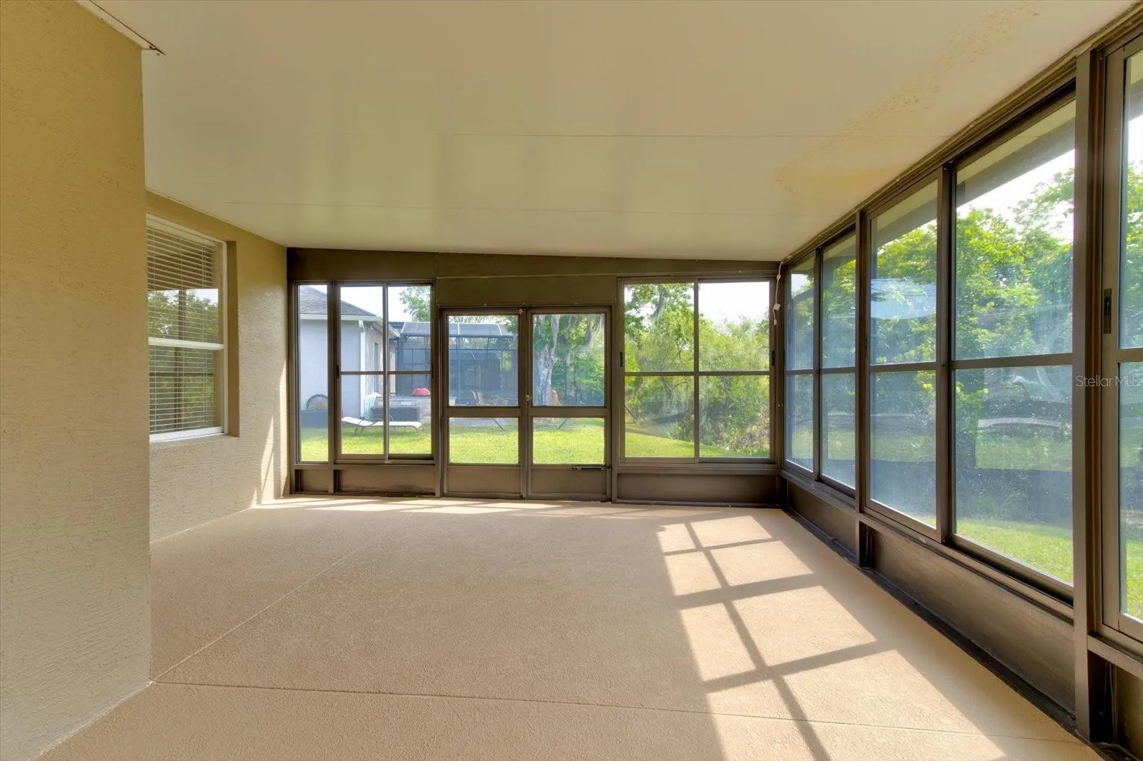 utdoor living space sheltered with sliding windows