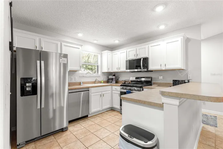 BEAUTIFUL NEW STAINLESS APPLIANCES