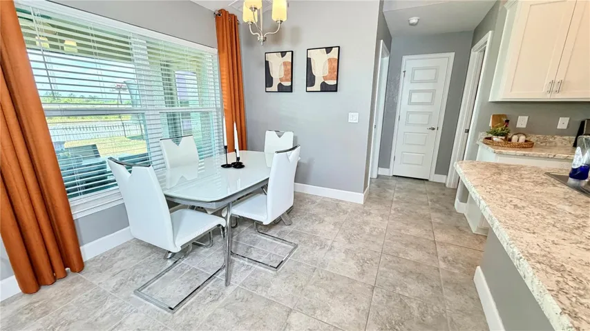 Breakfast/nook area