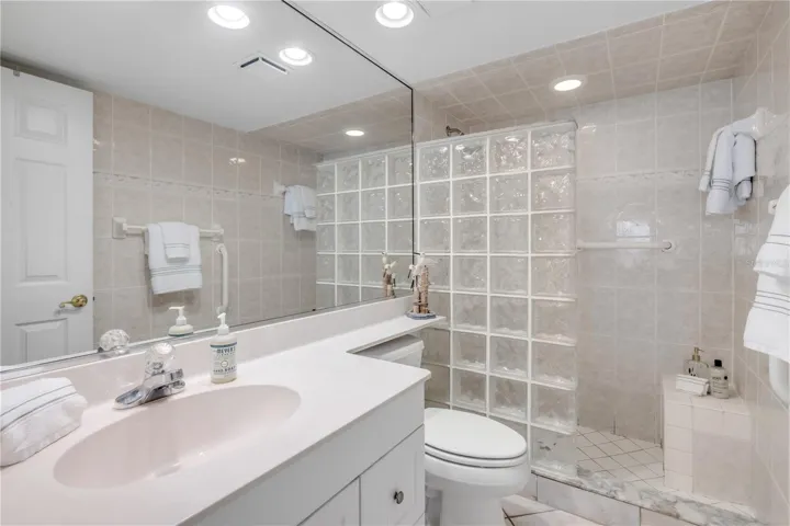 Primary en-suite bathroom