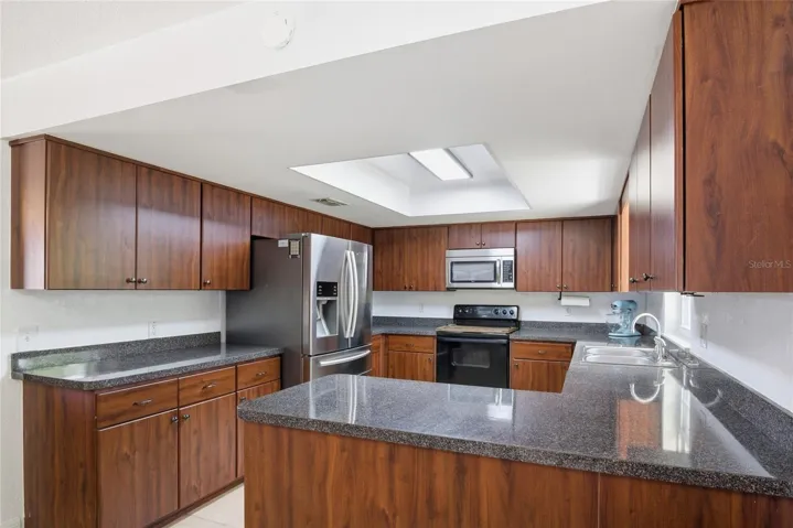 Breakfast bar and lots of counterspace