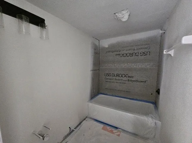 Bathroom with tub/shower