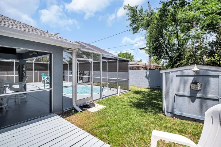 Outdoor deck for additional seating & a nice sized storage shed~