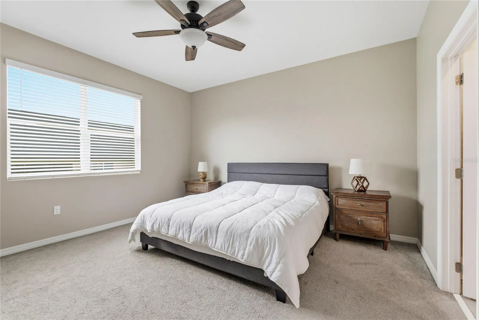 Primary suite with a ceiling fan