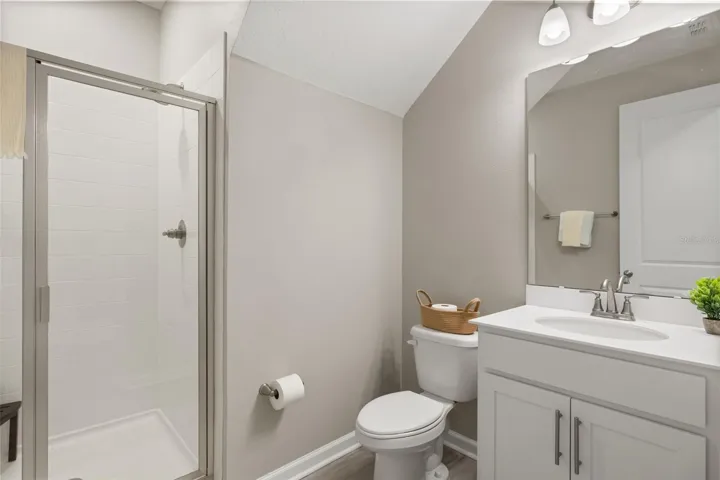 1st-Floor Full Bathroom