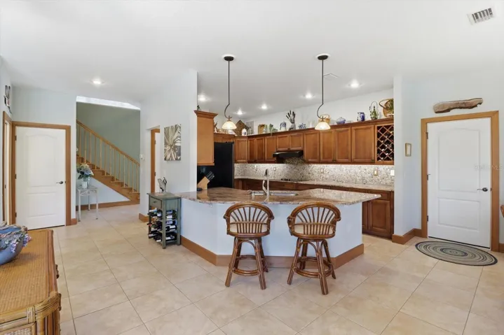 Kitchen w/ Breakfast Bar