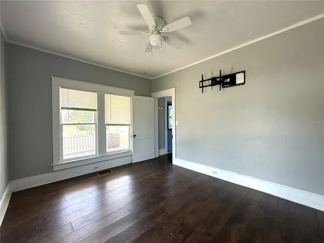DEN/FAMILY ROOM
