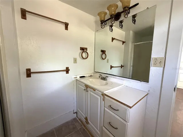 1ST BATHROOM
