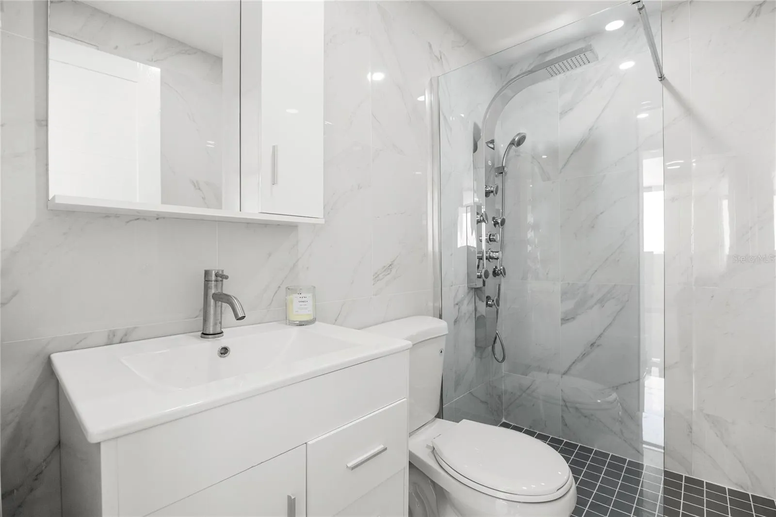 The Terrace 12F | Secondary Bathroom