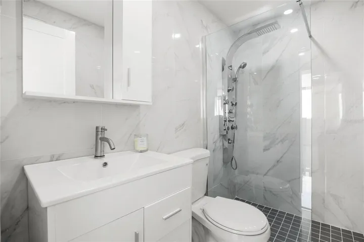 The Terrace 12F | Secondary Bathroom