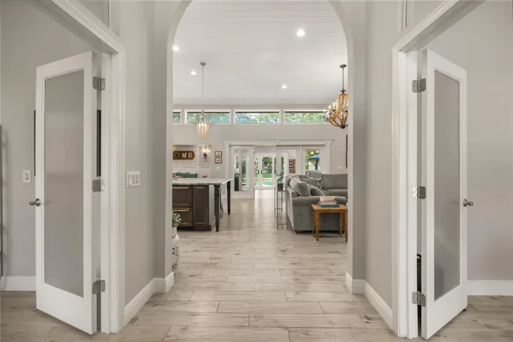 ENTRYWAY WITH A DEDICATED OFFICE ON EACH SIDE