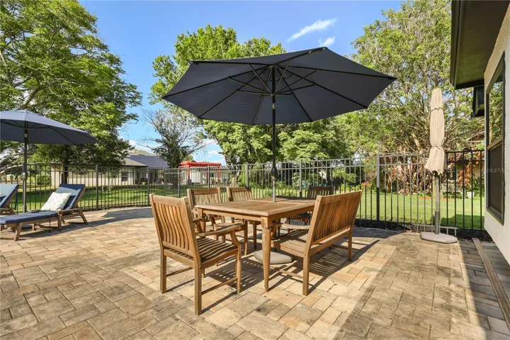 PLENTY OF SPACE OF ENTERTAINING