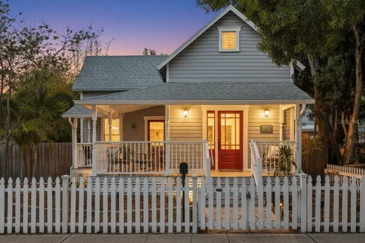 Historic Bungalow Home walking distance to downtown St Petersburg