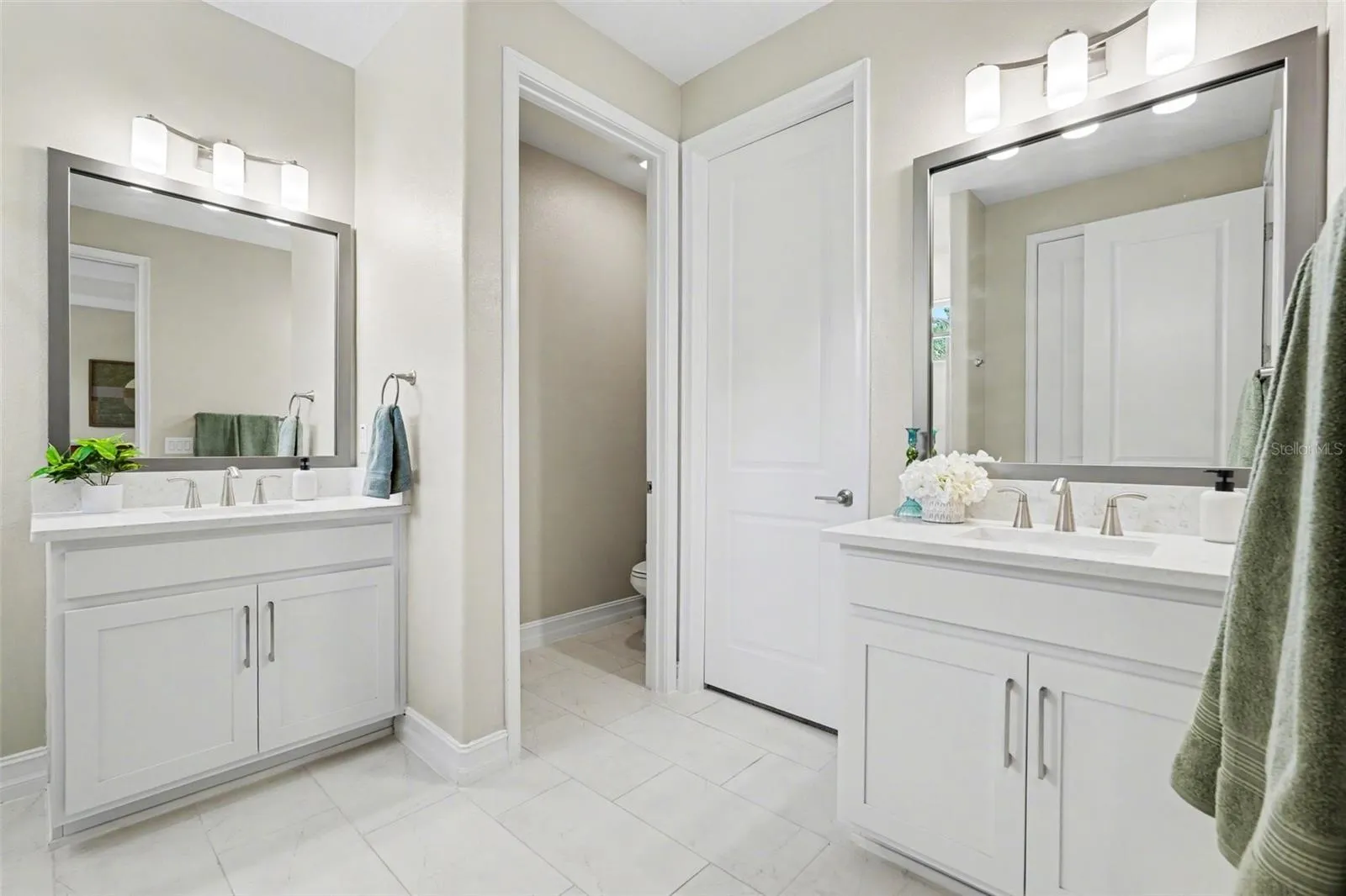 Dual Vanity, Private Water Closet