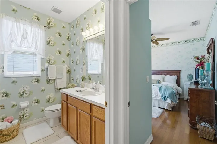 Guest bathroom 1