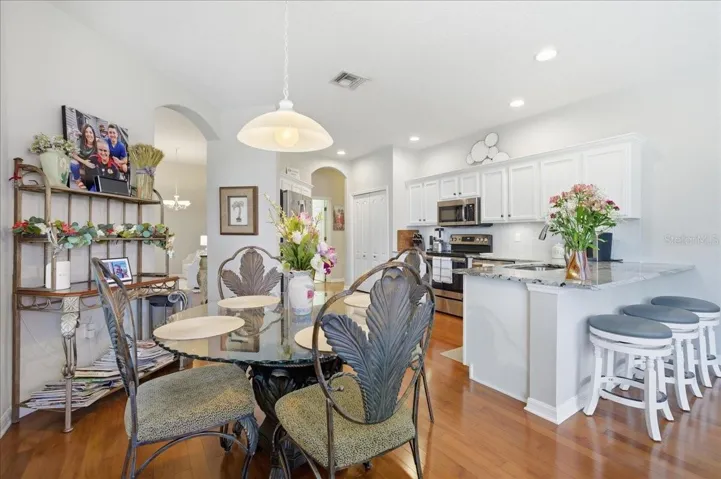 Eat-in kitchen
