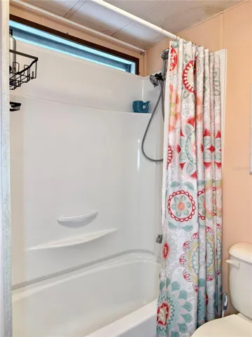 Guest Full Hall Bath