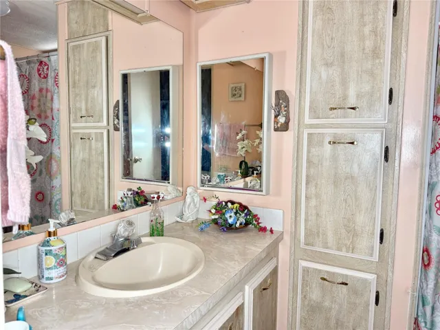 Guest Full Hall Bath