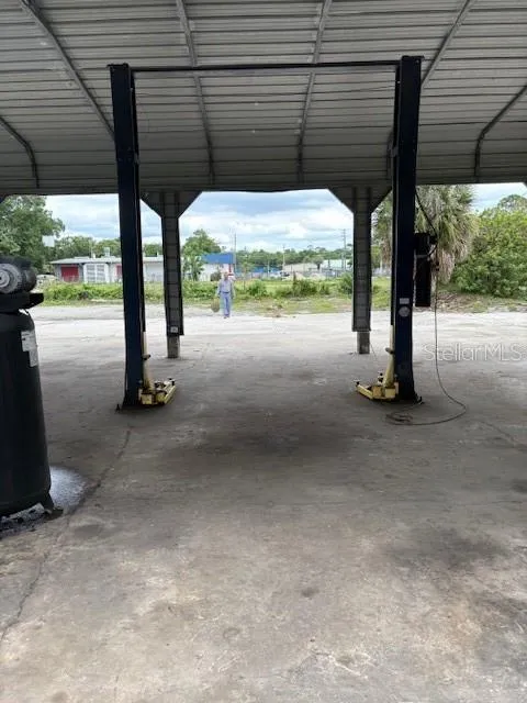 Carport with lift.
