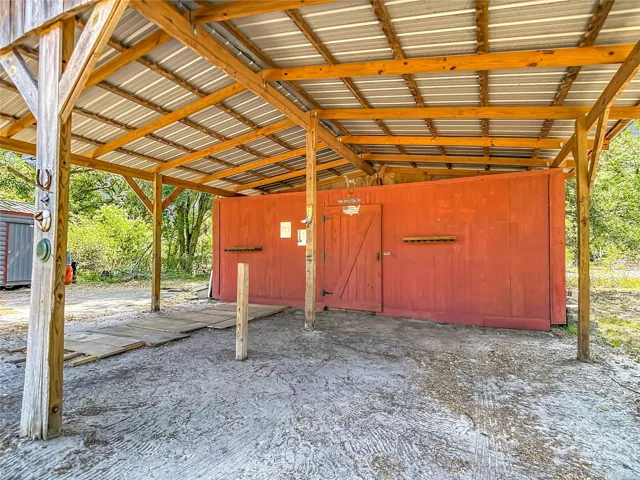 Pole Barn with Tackrooom
