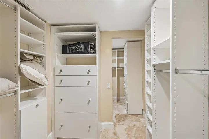 2ND FLOOR MASTER WALKIN-CLOSET
