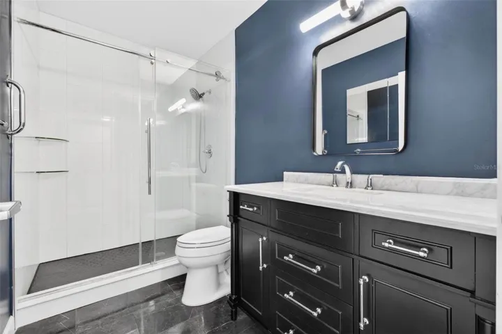 Updated En-suite' Primary Bathroom