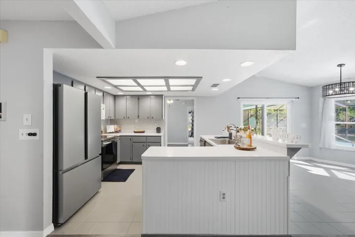 Kitchen with Breakfast bar