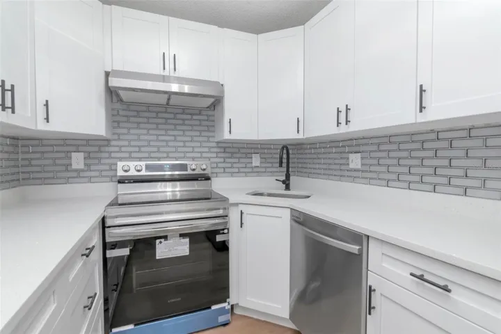 Gorgeous Kitchen with Upgraded Finishes Throughout