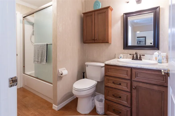 Second bathroom with tub
