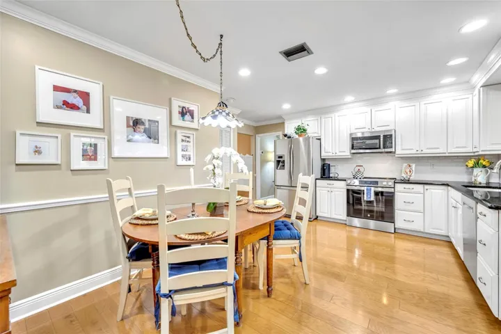 Wonderful gathering space in Kitchen