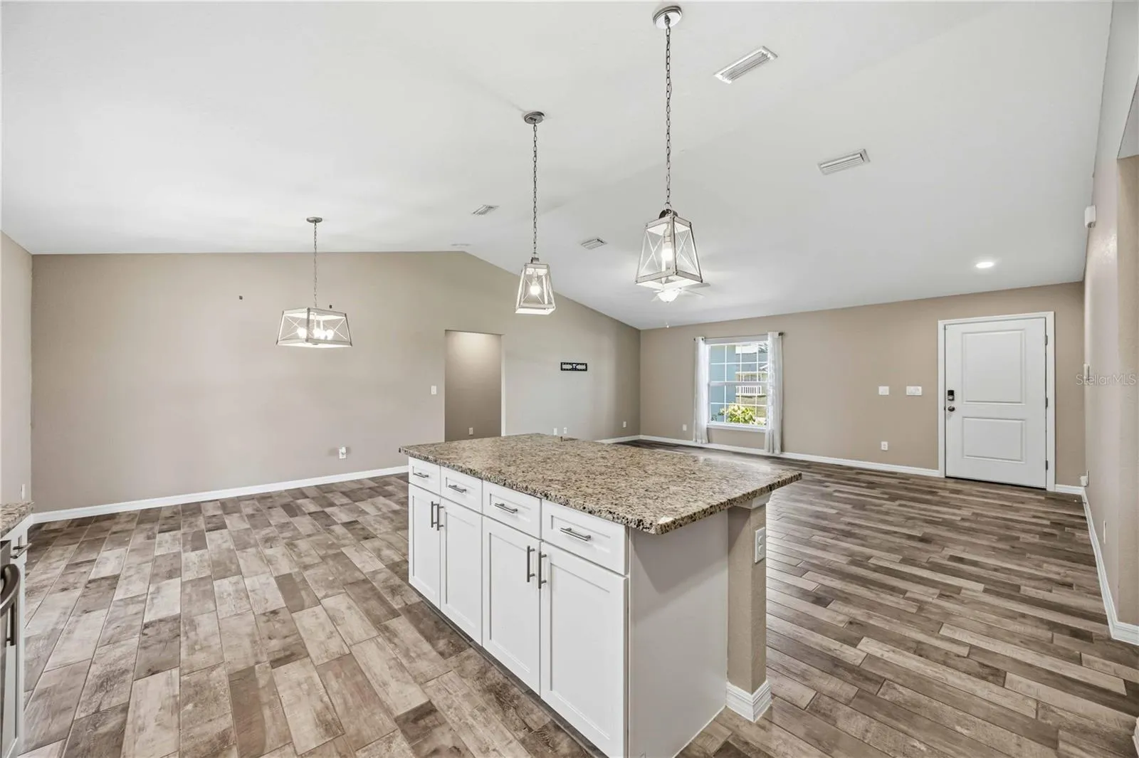 Large island with pendant lighting