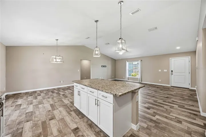 Large island with pendant lighting