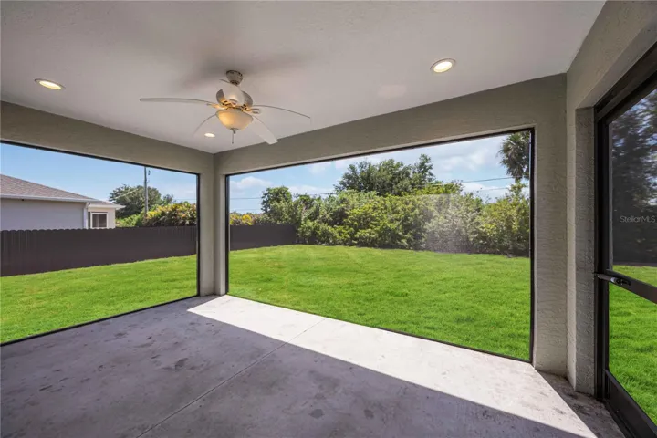 Large screened rear lanai