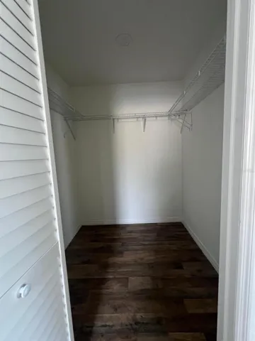 WALKING CLOSET