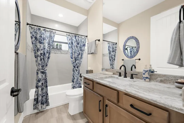Shared Guest Bath With Shower/Tub Combo