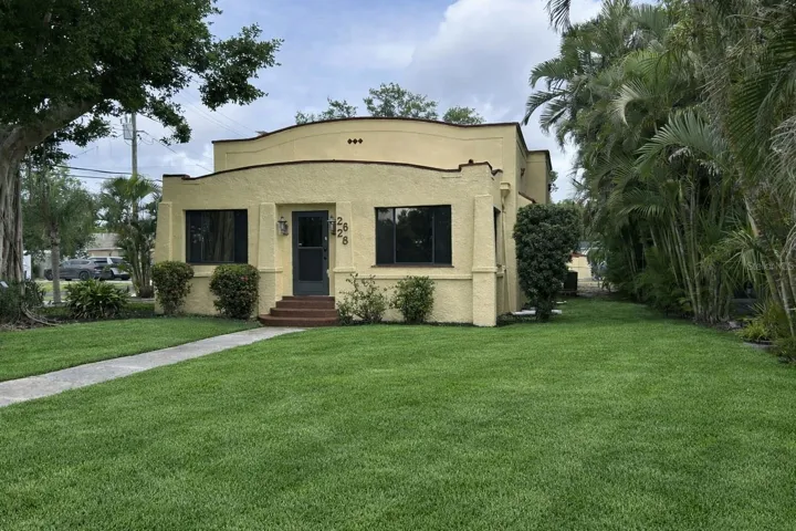Welcome Home to 2628 10th St W Palmetto