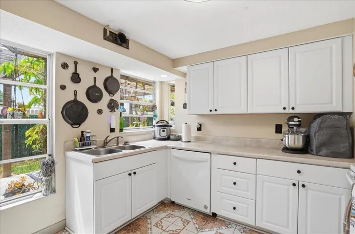 Bright Cheery Kitchen