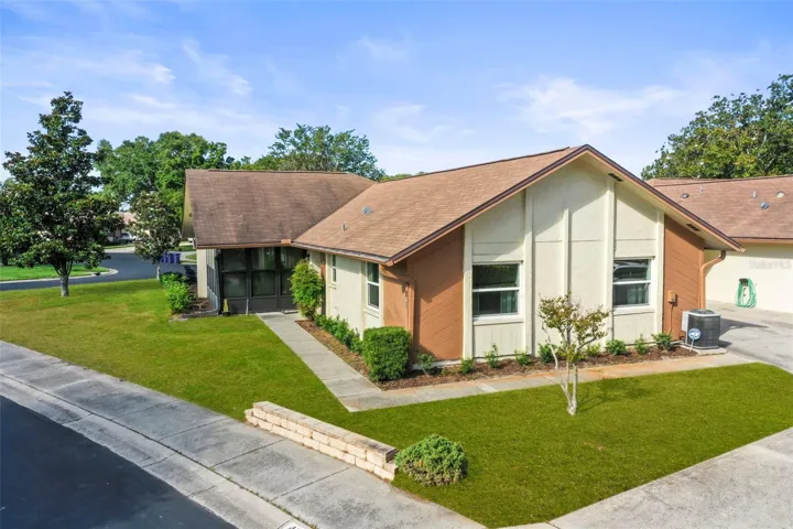 400 Stirling Terrace Dunedin 2 bed 2 bath with garage and driveway