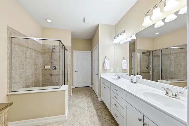 Master en-Suite Bathroom/Walk-in Showe/Water Closet / Dual Sinks