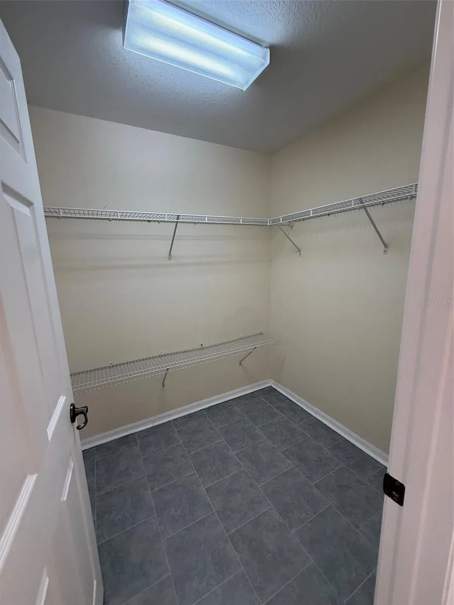 MASTER WALK-IN CLOSET