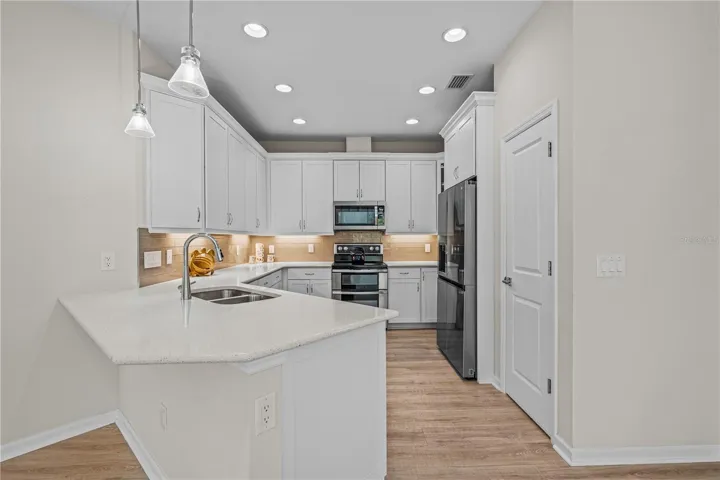 Breakfast Bar &amp; Stainless Appliances