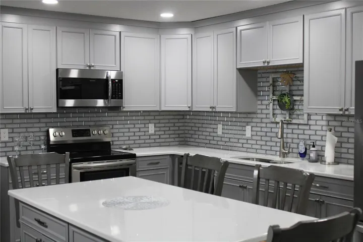 Beautiful Kitchen! Soft Close Cabinets and Drawers