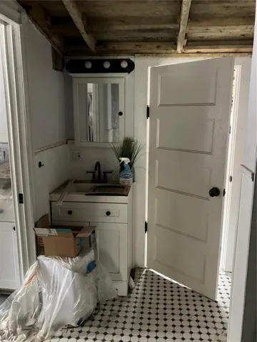 Bathroom with access via primary bedroom, kitchen or bedroom 3.