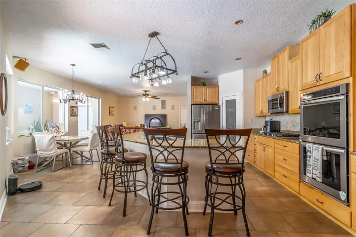 Entertaining size island with plenty of seating!