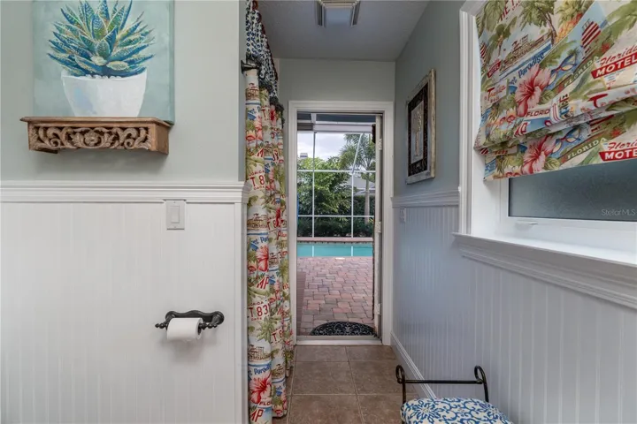 Bathroom 3 with access to Pool