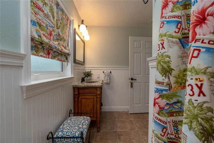 Bathroom 3 with access to Pool