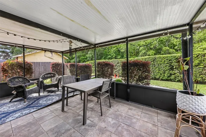 Large screened lanai.
