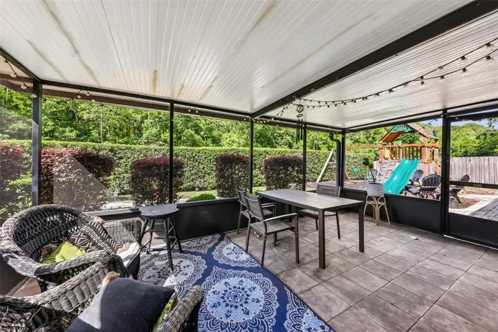 Large screened Lanai.